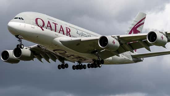 Airbus A380 von Qatar Airways im Landeanflug auf London-Heathrow.