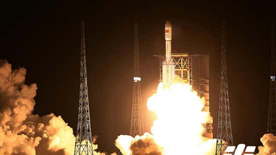 Die Trägerrakete Langer Marsch-7 hebt vom Satellitenstartzentrum Wenchang ab.
