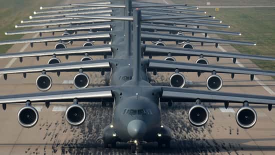 Zahlreiche Transportflugzeuge vom Typ Xian Y-20B reihen sich in China zum "Elephant Walk" auf.