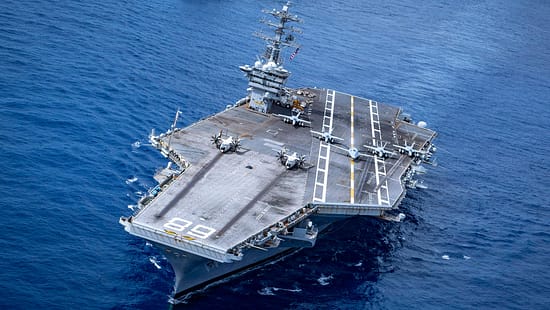 USS Nimitz von vorne Luftaufnahme mit MQ-25 an Deck