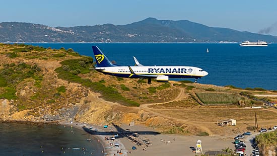 Eine Boeing 737-800 von Ryanair im Endanflug auf den Skiathos Island International Airport