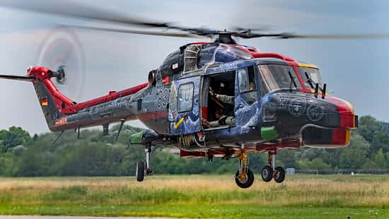 Sea Lyny-Hubschrauber der Marine beim Abschidesflug in Friedrichshafen.