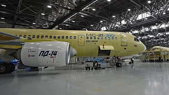 Die erste Jakowlew MS-21-310 aus der Serienfertigung wird von Russlands Präsident Putin begutachtet.
