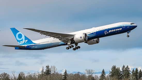Boeing 777-9 im Flug in Paine Field in Everett, Washington.