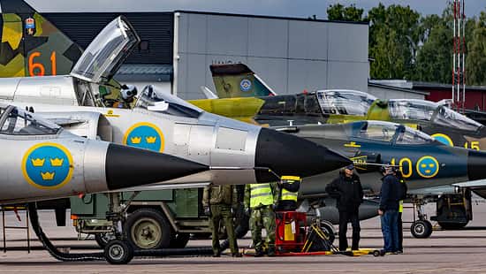 Pilot im Cockpit der Saab Viggen mit weiteren Jets im Hintergrund