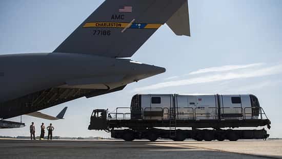Angehörige der 89th Aerial Port Squadron verladen am 1. August 2019 auf der Joint Base Andrews (Maryland) eine „Silver Bullet“ in eine C-17 Globemaster III. Die „Silver Bullet“ ermöglicht den sicheren und taktischen Transport hochrangiger US-Führungskräfte an Bord von C-17-Transportflugzeugen zu jedem beliebigen Ort der Welt. Mithilfe der „Steel Eagle“ und deren vielfältigen Kommunikationssystemen kann das Personal des 89th Airlift Wing praktisch weltweit eine unterbrechungsfreie Kommunikation gewährleisten.