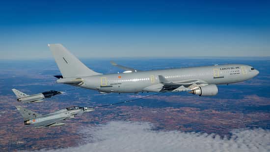 Airbus A330 Spanien im Flug bei der Betankung von zwei Eurofightern