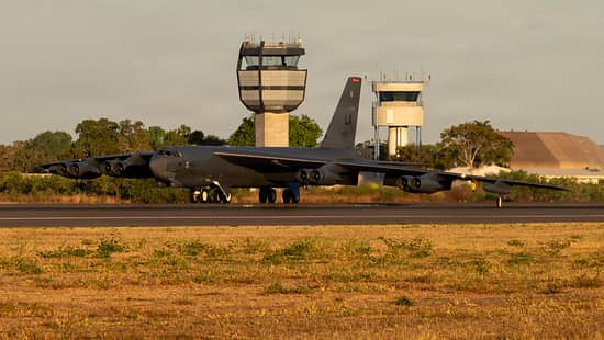 B-52H Stratofortress rollt vor Towergebäude