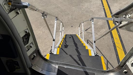 Sturzgefahr auf Flugzeugtreppe