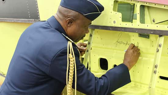 Bell feiert die Auslieferung des ersten Serienflugzeugs AH-1Z für Nigeria.