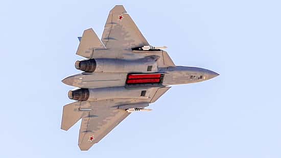 Suchoi Su-57 beim Display mit offenem Waffenschacht in el-Alamein 2026.