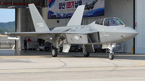 Erste seriengefertigte KF-21 Boramae an Südkoreas Luftwaffe übergeben.