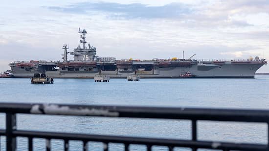 USS Truman auf dem Weg in die Werft