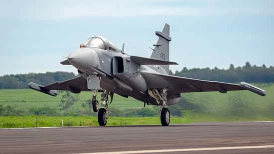 Saab Gripen Brasilien von schräg vorne auf der Runway