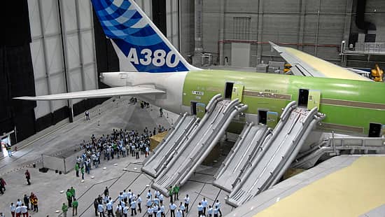 Airbus A380 bei einer Evakuierungsübung mit ausgefahrenen Notrutschen