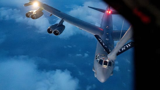 Boeing B-52H wird bei Global Thunder 27 betankt