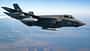 F-35C Lightning im Flug mit zwei AGM-158C-Flugkörpern