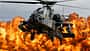 AH-64D Apache schwebt vor Flammenwand
