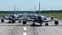 Mehrere KC-135-Tanker hintereinander auf der Startbahn