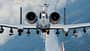 A-10 im Flug von vorne mit Flares