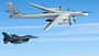 F-16 der USAF fliegt neben Tu-95 Bear
