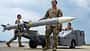 Soldaten befördern AIM-120 AMRAAM Flugkörper