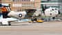 Grumman C-2 Greyhound in der Luft vor Airliner