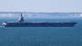 USS Gerald R. Ford vor Kreidefelsen von Dover