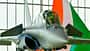 Rafale-Kampfjet in Halle vor indischer Flagge
