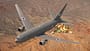 Boeing KC-46 im Flug mit F-15 Eagle bei der Betankung über Wüste (Computergrafik)