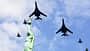 Formation zweier B-1B Lancer mit vier Gripen über Denkmal