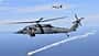 HH-60W feuert Täuschkörper ab mit F-15 im Hintergrund