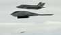 B-2-Bomber der USAF werfen vor Norwegen Bomben ins Meer.