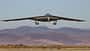 B-21 Raider nach dem Abheben vor Wüste