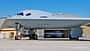 Northrop Grumman B-21 Raider am Boden mit zweiter Maschine im Hintergrund