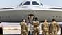Northrop Grumman B-21 Raider von vorne mit Technikern