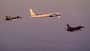 Tu-95 wird flankiert von F-16 und Su-35