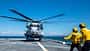 CH-53K King Stallion landet an Deck mit Einweisern