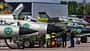 Pilot im Cockpit der Saab Viggen mit weiteren Jets im Hintergrund