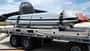 Boeing, B-52,JASSM, Stratofortress JASSM-Flugkörper auf Transportwagen vor B-52-Bomber