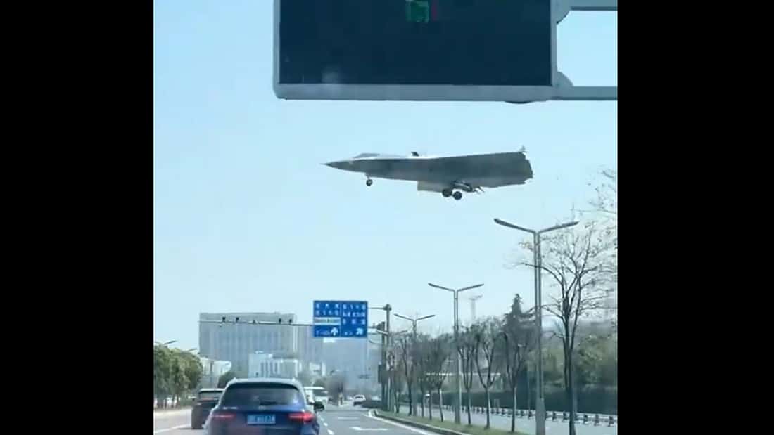 Weitere Details zu Chinas Stealth-Kampfflugzeugen: Autofahrer filmt Chinas neuen Geheim-Jet im Tiefflug