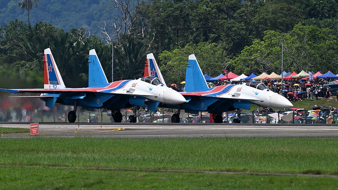 Russisches Kunstflugteam fliegt im Ausland: Kampfjets aus Moskau im Ferien-Paradies