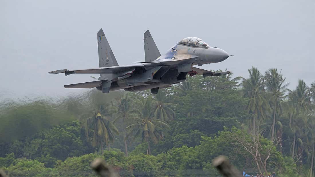 Suchoi Su-30MKM unter Palmen: Malaysia hält seine Flanker-Flotte selbst fit