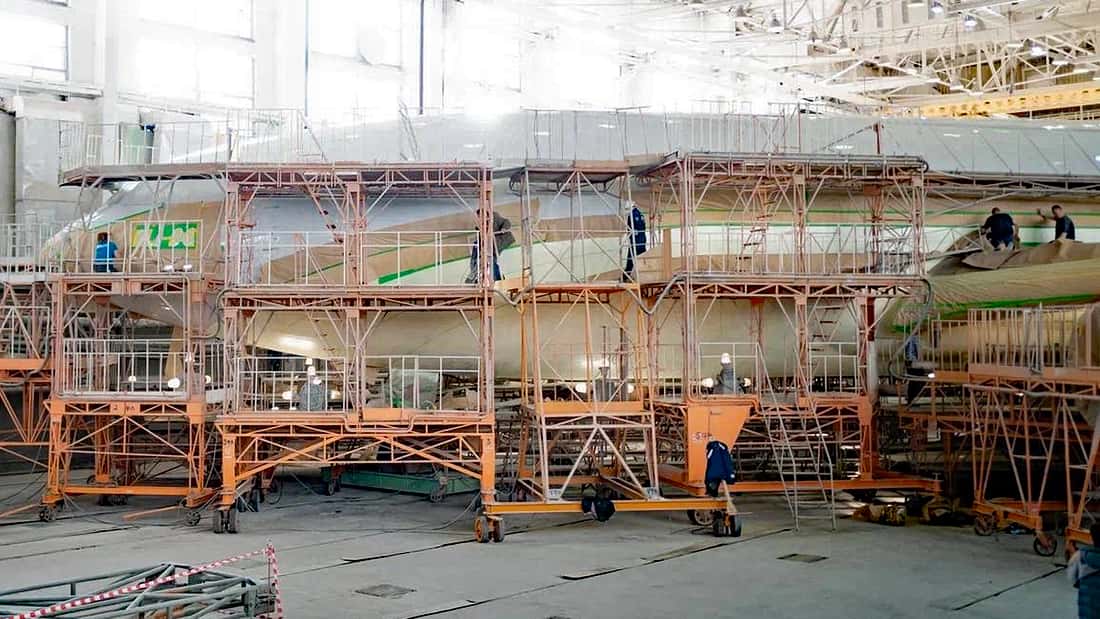 Russlands Retro-Vierstrahler: Hier wird eine brandneue Iljuschin Il-96 lackiert