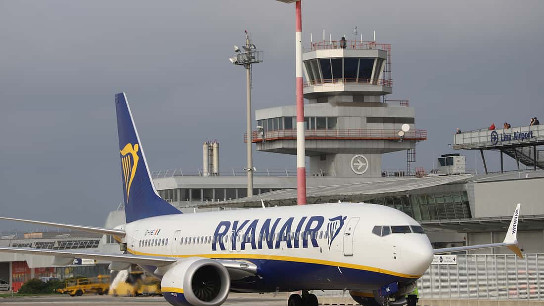 Passagierin will ausstehende Zahlung eintreiben: Gerichtsvollzieher pfändet Ryanair-Boeing in Linz