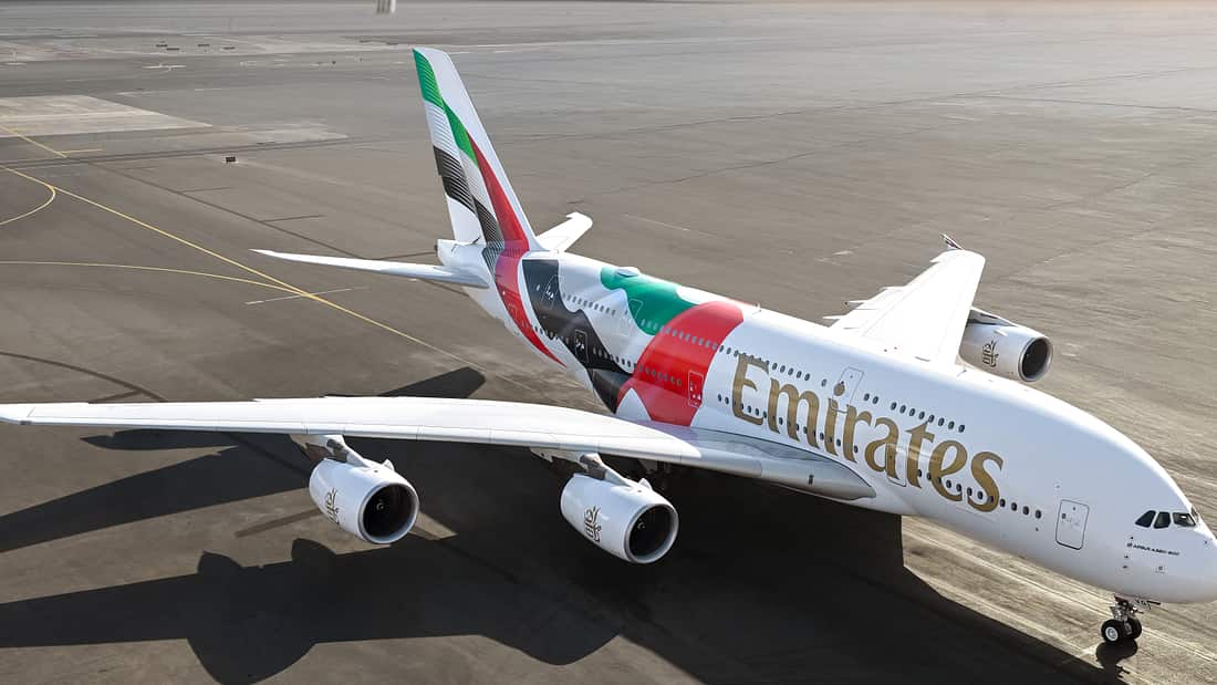Airline trotzt der angespannten Nahost-Lage: Emirates Airbus A380 fliegt jetzt mit Riesenflagge