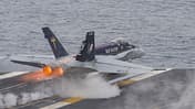 F/A-18C der VFA-34 "Blue Blasters" startet von der USS "Carl Vinson".