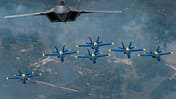 F-22A Raptor der USAF und die Blue Angels der US Navy in Formation.