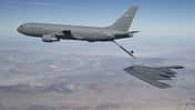 Boeing KC-46A betankt Northrop Brumman B-2A Spirit in Edwards AFB.