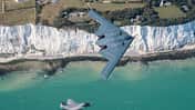 Northrop Grumman B-2A und F-35B der RAF an den Klippen von Dover